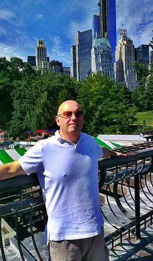 foto in primo piano doi Vladimiro D'Agostino con grattacieli sullo sfondo
